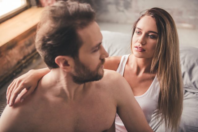 kobieta z mężczyzną w łóżku